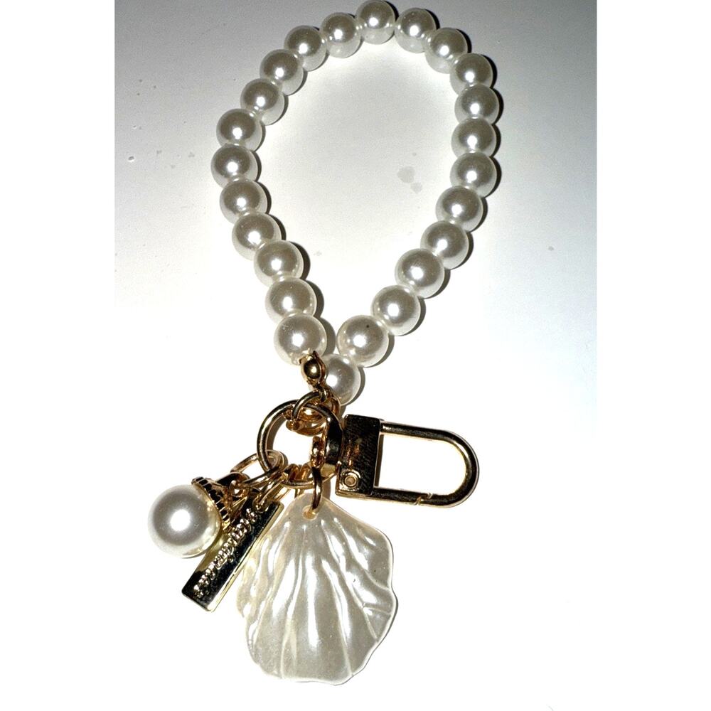 NWT Fashionable Faux Pearl Wrist Keychain With Shell Charm